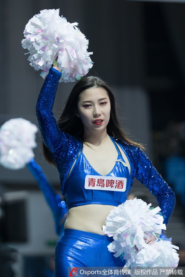 这位宝贝在表演中秀出惊人的柔韧性,一个下腰动作引得全场惊呼,紧身衣在灯光下泛着微光,女性的柔美与体育的力量感在这一刻完美交融。