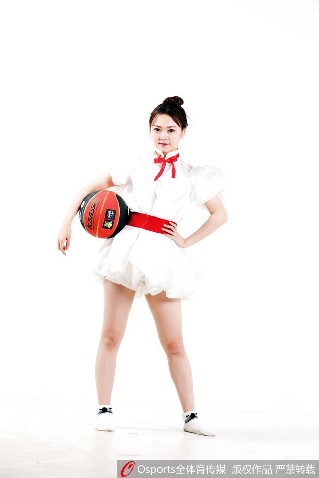 在柔和的光影中，一名队员优雅地展示着侧空翻的高难度姿态，身体在半空中画出完美的弧线，这一刻，她不是赛场边的点缀，而是舞台上唯一的主角。