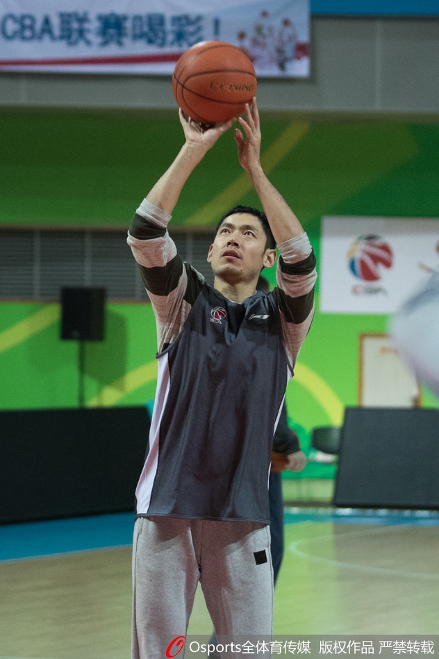 丁彦雨航在训练中开怀大笑,与队友比划着手势,眼神中透露出顽皮的光芒,队友则假装严肃地听他“讲战术”。