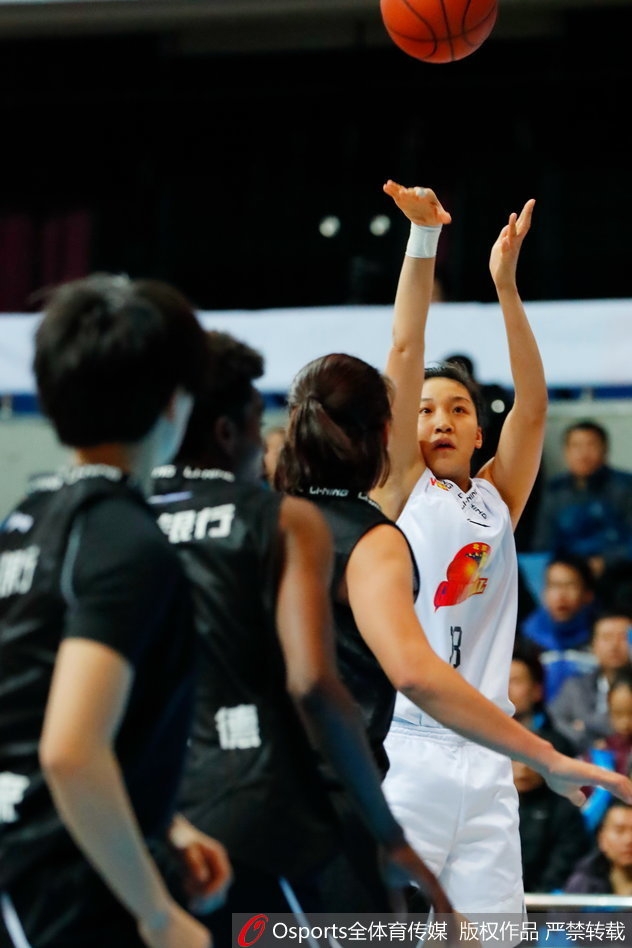 北京队核心邵婷在浙江队的严密包夹下，依然坚定地持球突破，眼神中透露出不服输的斗志。