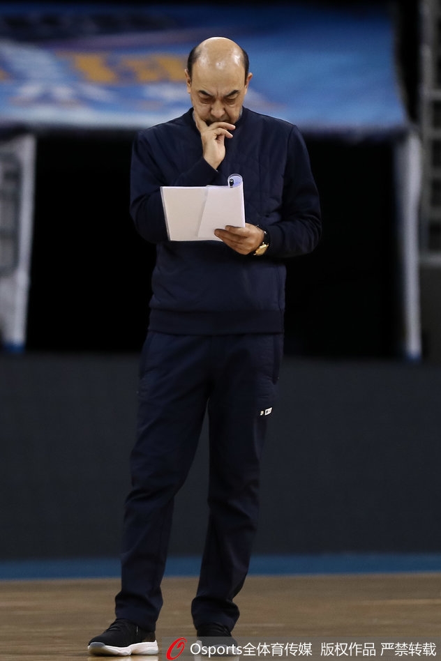 身披蓝色训练服的王治郅神情专注,双手高高举起,正在向球员们演示内线防守的站位技巧,仿佛将时光拉回到了他当年叱咤赛场的峥嵘岁月。