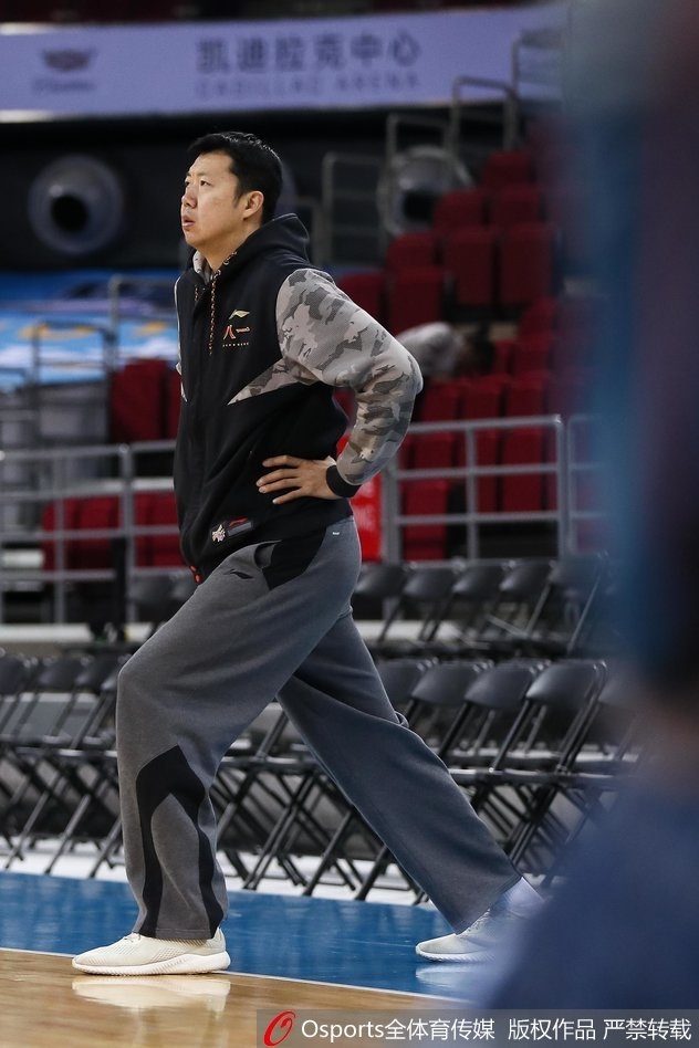 王治郅在训练中弯腰屈膝,做出扎实的防守滑步动作,他眼神坚毅地盯着前方持球的年轻队员,用身体力行告诉后辈什么才是八一队的铁血防守。