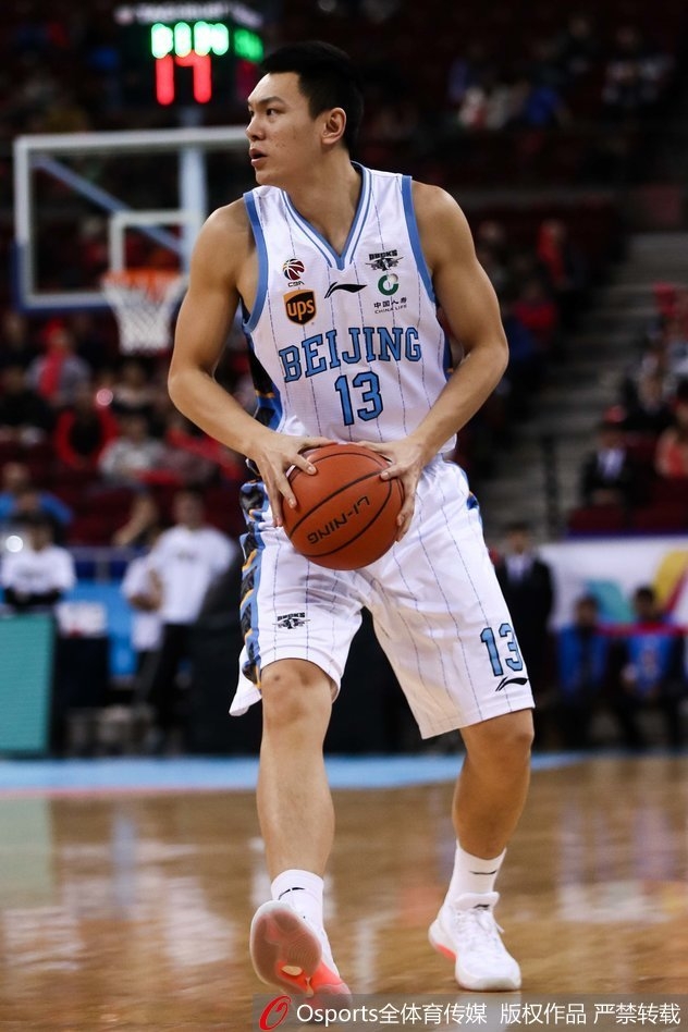 在八一队严密的三人包夹防守下，汉密尔顿如同一座屹立不倒的铁塔，死死护住篮球，寻找着传给队友的最佳路线，他的白色战袍在红色海洋中格外醒目。