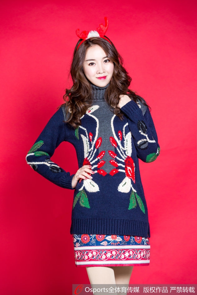 全景镜头下的啦啦队阵容，统一的红色圣诞装与麋鹿发饰相映成趣，她们整齐划一的动作和热情的笑容成为看台上最夺目的焦点。