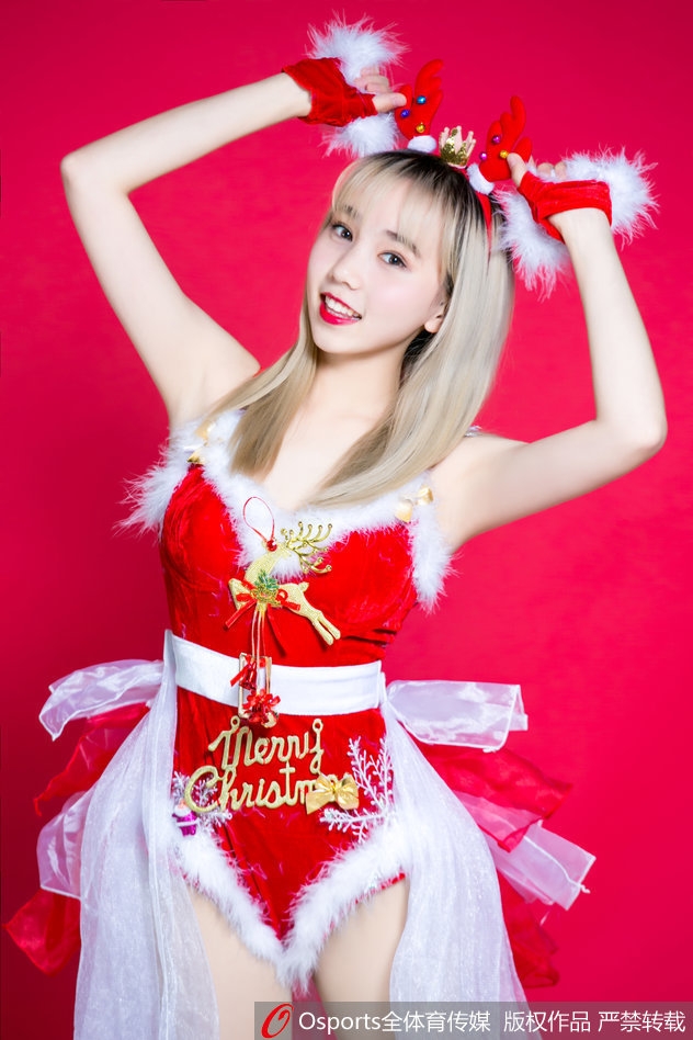 最后一张图，宝贝站立在圣诞树前，双手轻握于身前，纱裙的纯洁与节日的喜庆相得益彰，她端庄浅笑，宛如一位降临人间的圣诞天使，传递着爱与希望。