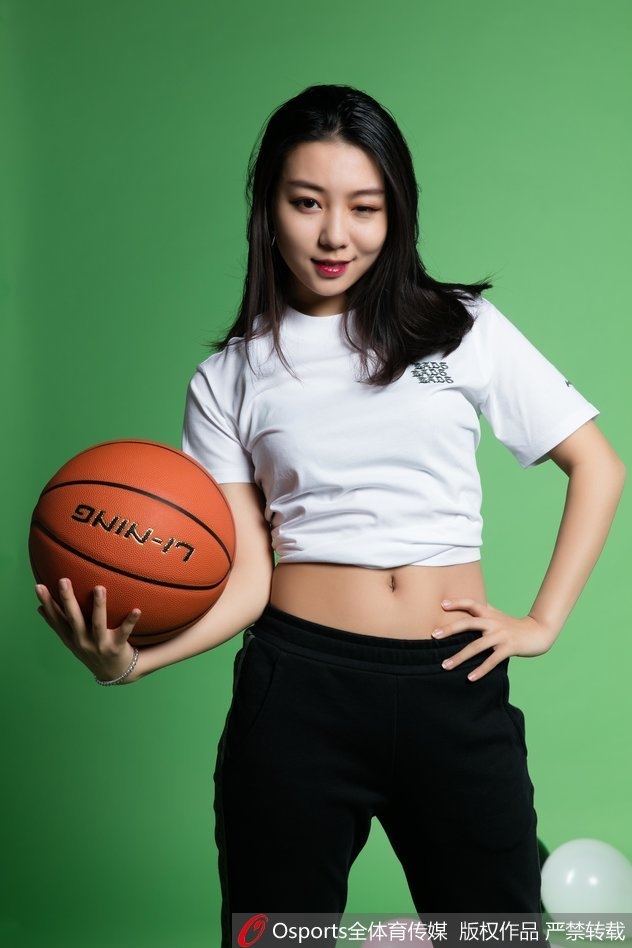 手拿啦啦队专属花球，女孩做出搞怪的斗鸡眼表情，瞬间打破了啦啦队一贯的甜美形象，这种无厘头的可爱反差萌，让人感受到她私下里活泼幽默的真性情。