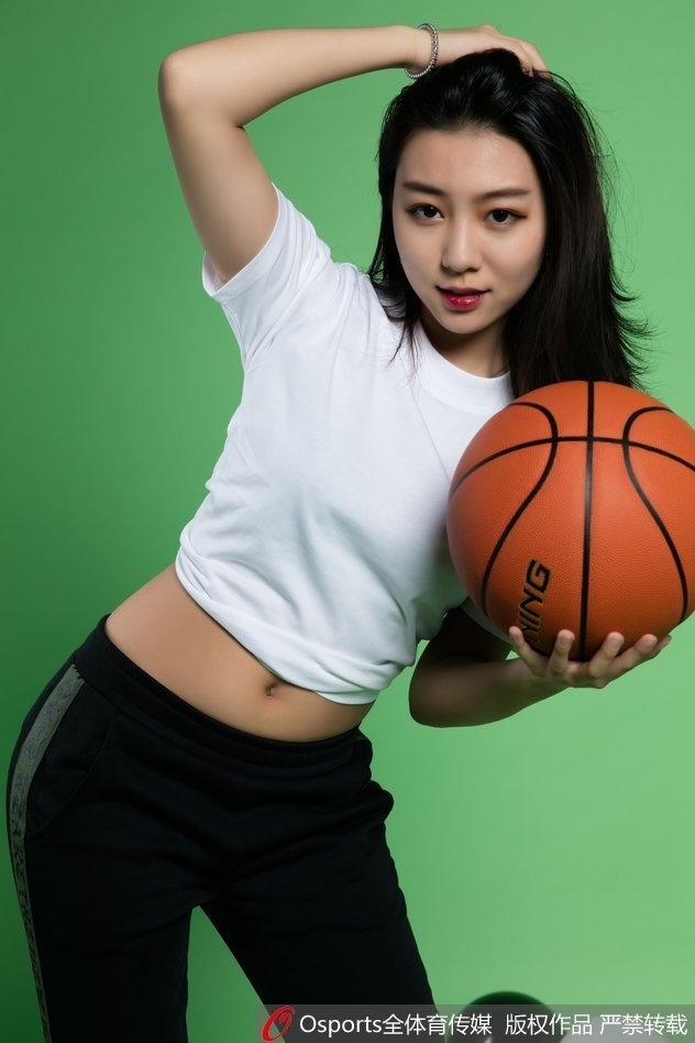 一手轻撩秀发，一手自然垂落，这位宝贝眼神中带着一丝狡黠的挑逗，嘴角微微上扬，自信的神采在飞扬的发丝间肆意流淌，展现出新时代女性的飒爽与妩媚。