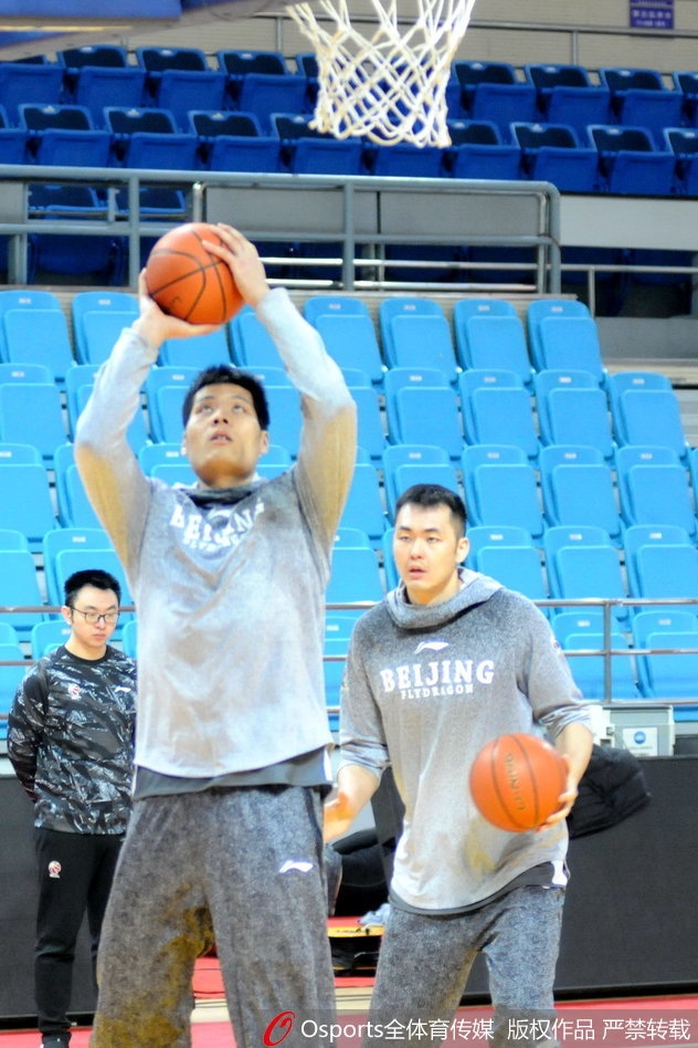 大汗淋漓的马布里双手撑膝大口喘气，汗水顺着脸颊滴落在木地板上，虽然疲惫不堪，但他的嘴角依然挂着对篮球最纯粹的热爱与享受。