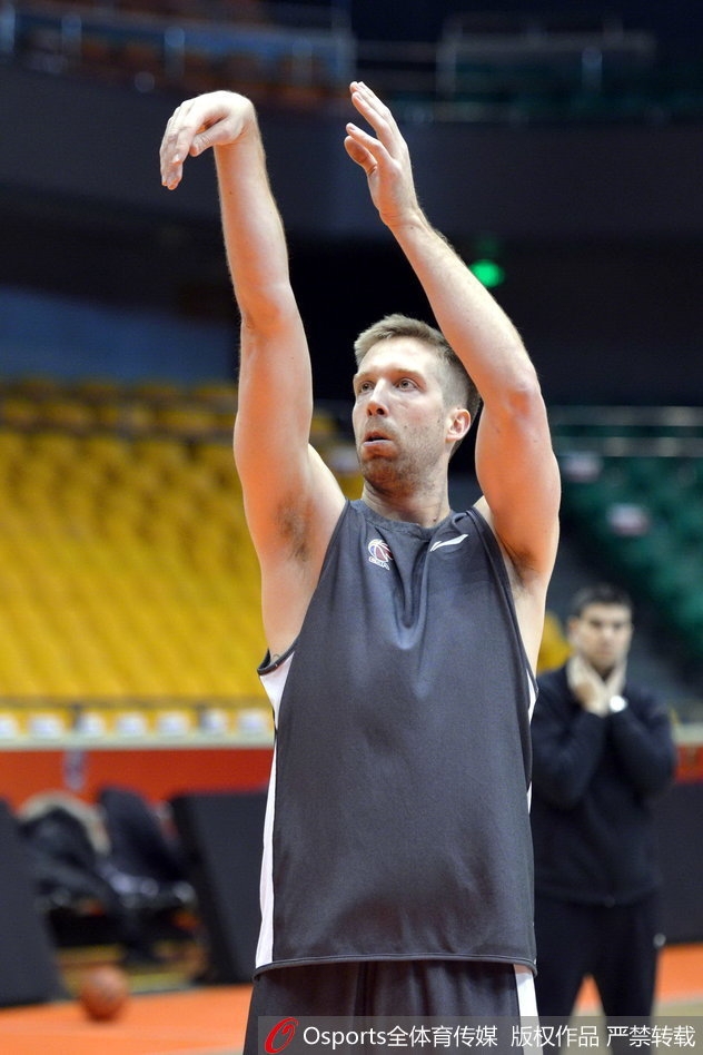 训练结束后的翟晓川满头大汗，用毛巾擦拭汗水，嘴角上扬的弧度透露出对即将到来比赛的期待。