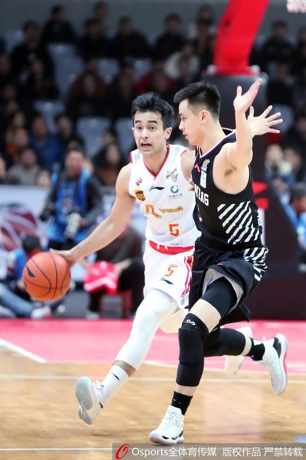 许钟豪禁区背身单打,细腻转身勾手投篮