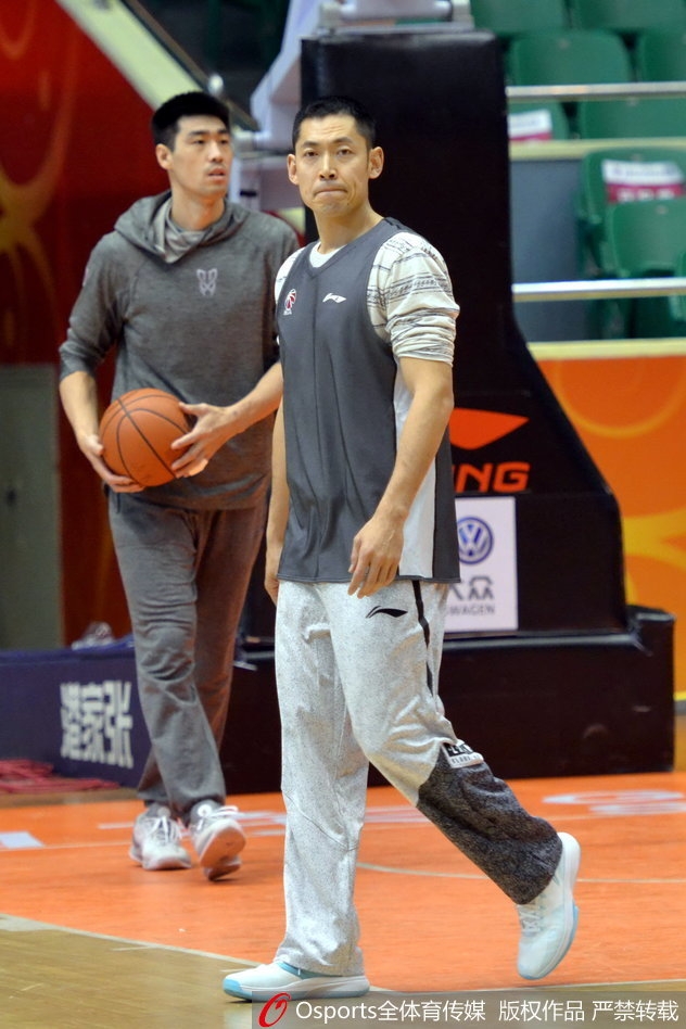 搞怪成功后的丁彦雨航露出标志性坏笑，仿佛在炫耀自己又发明了新表情