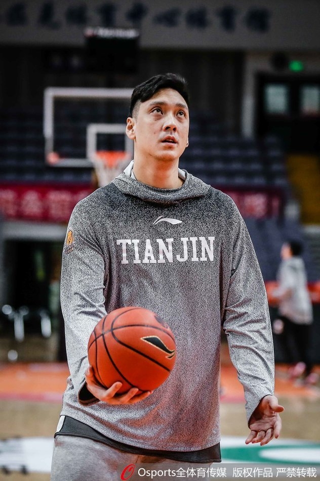 天津队射手在严密防守下高高跃起，篮球从指尖飞出，空心入网瞬间激起场边一阵欢呼。
