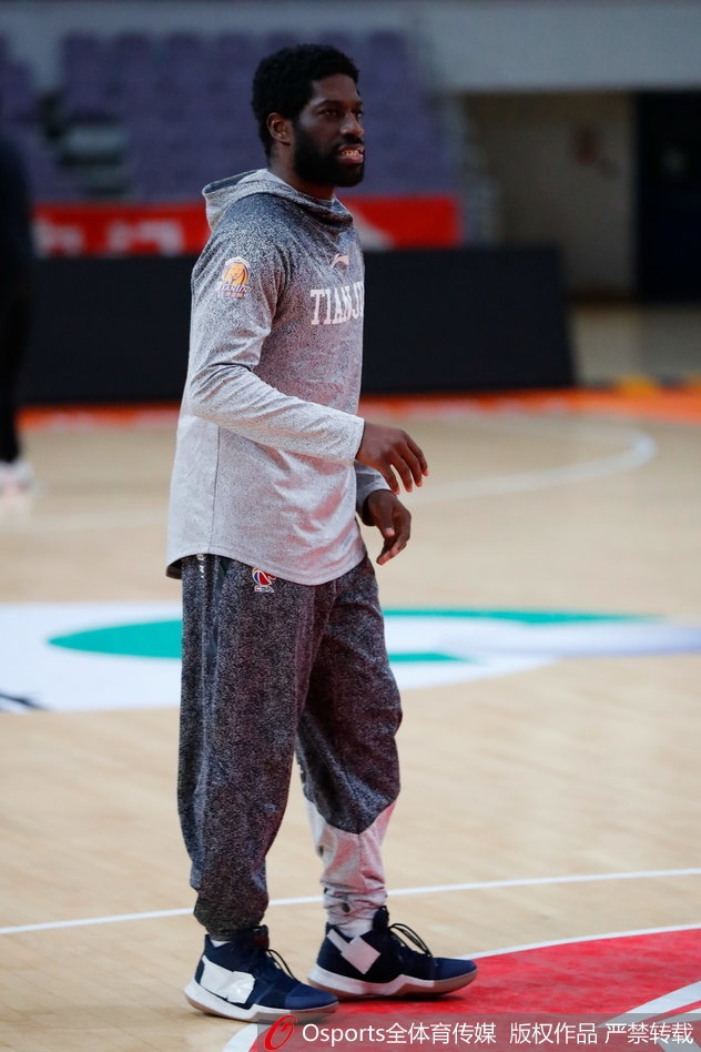 天津荣钢队全体队员在训练馆中围成一圈，相互鼓劲呐喊，斗志昂扬，团队气氛热烈而专注。