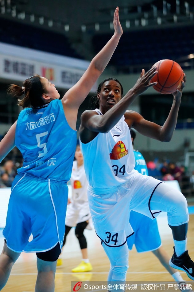 大庆球员张家赫空中对抗后失去平衡，依然奋力将球抛出，摔倒在地仍紧盯篮筐