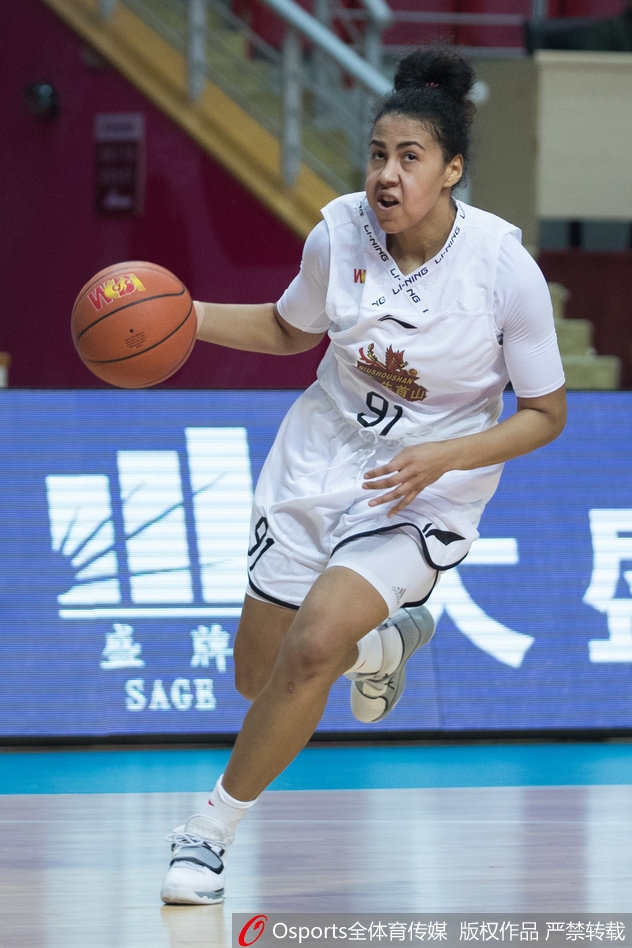 江苏队核心许晨妍面对防守悍将，冷静地运球观察，仿佛一位运筹帷幄的将军，寻找着对手防线最薄弱的一环。