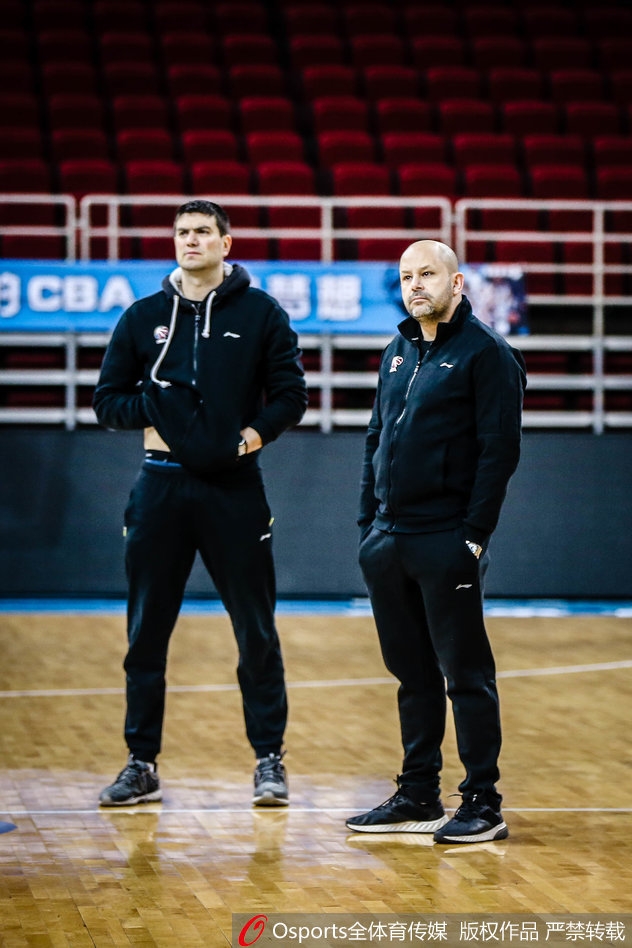 方硕在训练热身中露出轻松笑容,眼神中透露出接过老马衣钵后的坚定与自信。