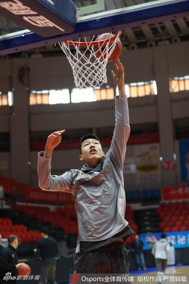 训练场上，易建联在三分线外张手投篮，眼神坚毅。作为现代型内线，他的远射能力是广东宏远战术体系的重要一环。