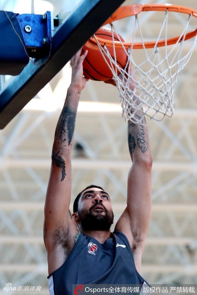 新疆男篮新外援利马首次亮相训练场,他身穿白色训练服与俱乐部工作人员亲切合影,面对镜头露出了略带羞涩的笑容,眼神中充满了对CBA新挑战的期待。