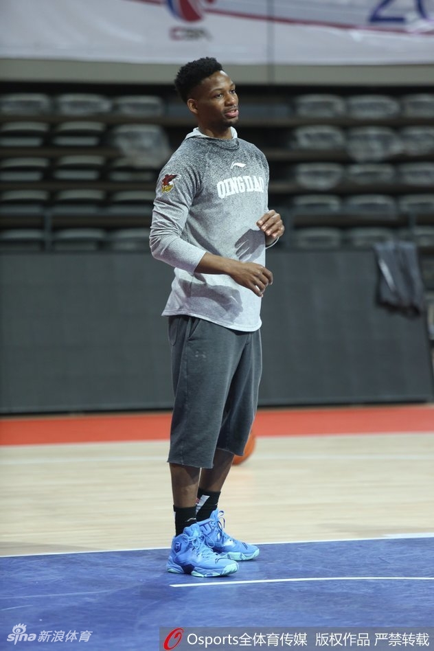 苏伟在篮下卡位要球,肌肉线条分明,身后防守球员全力顶防