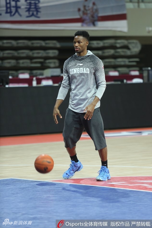 张骋宇持球加速突破,防守球员紧跟不舍,训练对抗强度堪比实战