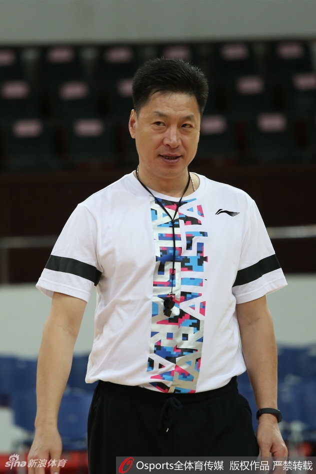 球队核心外援福特森在训练中神情专注,他运球突破的姿态充满了攻击性。作为常规赛MVP的有力竞争者,他的发挥将是广厦能否撕开对手防线的关键。