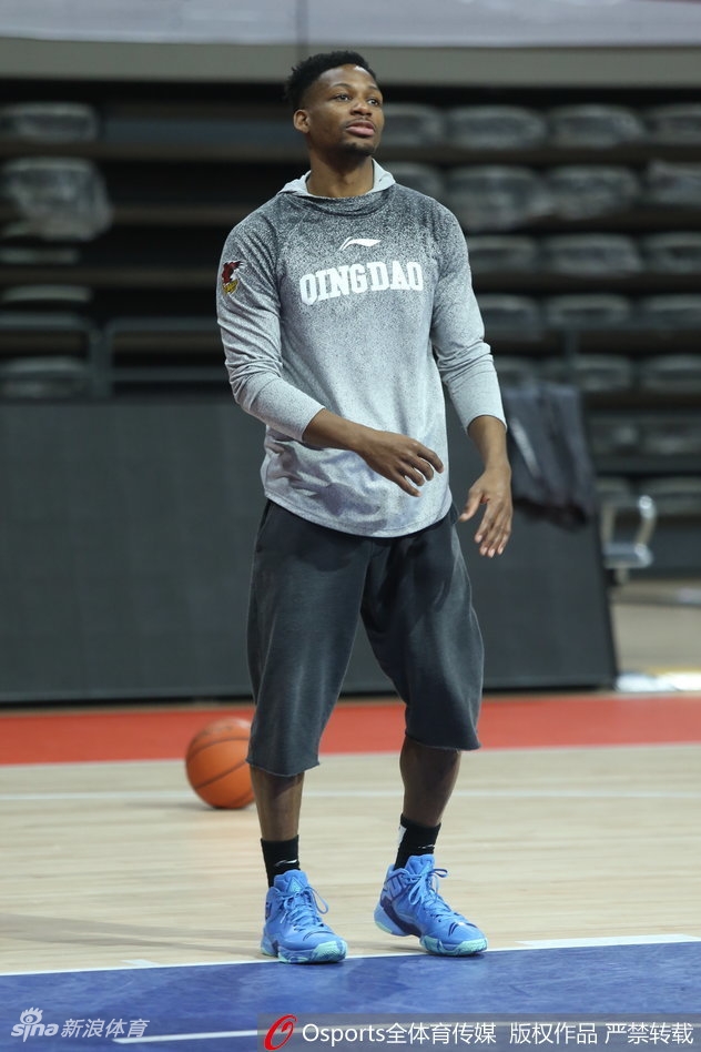 青岛队球员认真进行赛前拉伸,为高强度对抗做准备,神情专注而轻松