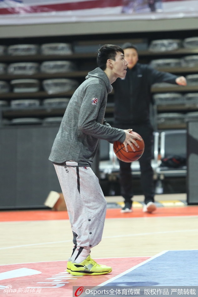 训练结束后，浙江男篮全体将士紧紧围成一圈，手臂交错，齐声呐喊，那股昂扬的斗志仿佛要冲破屋顶