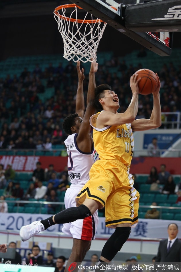 广厦队胡金秋在长人林中高高跃起，用一双长臂稳稳摘下前场篮板，他坚毅的表情下是对胜利最直接的渴望