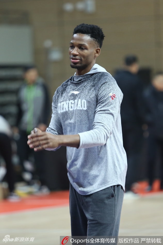 主教练手拿战术板向球员讲解防守站位,队员围成一圈认真聆听