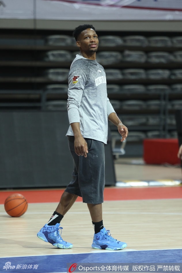 外援吉布森运球干拔跳投,篮球在空中划出完美弧线,队友在场边驻足观看