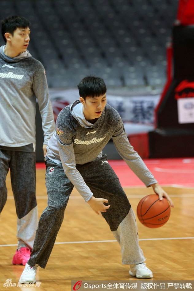 面对虚拟的防守人,赵睿坚决突破,身形舒展如雁,完成高难度上篮,杀气毕露。