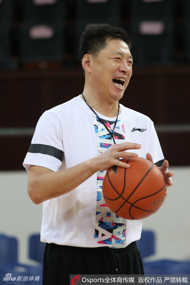 老将林志杰在进行投篮热身,他手中的篮球仿佛有了生命。即便已经36岁,这位宝岛野兽依然是广厦队在最关键时刻最值得信赖的冷血杀手。