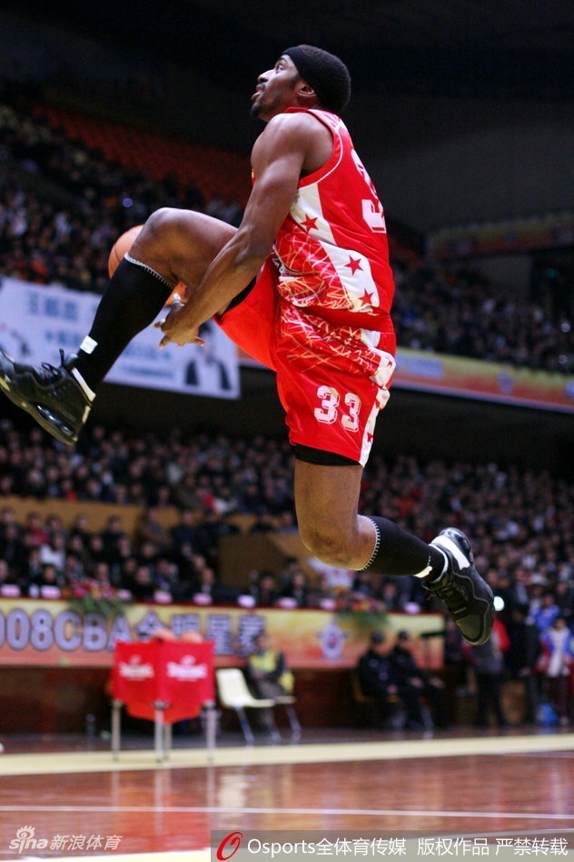 胡光在赛场上演招牌式的左手单臂大风车扣篮,身体在空中如满弓般拉开,力量与美感并存。