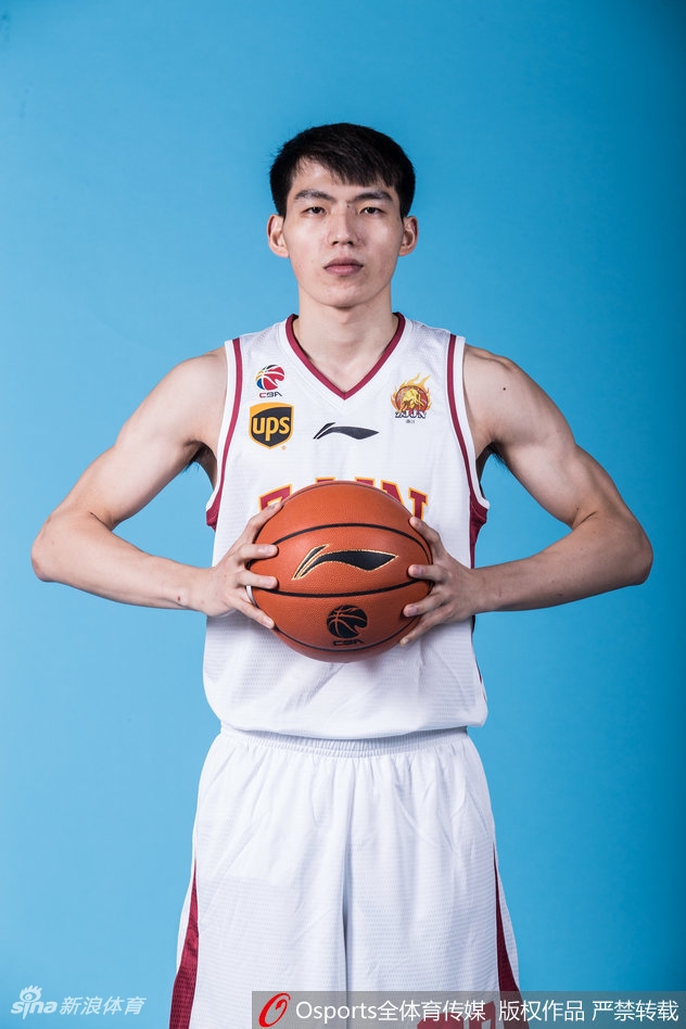 大学生球员张健豪飞跃三名同伴单手劈扣，这一惊世骇俗的扣篮为他赢得了满分。