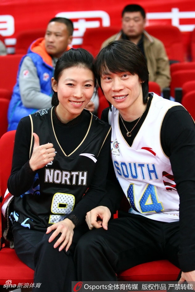 孙悦在完成一次精彩上篮后，目光不经意间飘向场边的妻子陈露所在的方向，这一刻球场上的硬汉与看台上的柔情隔空交汇。