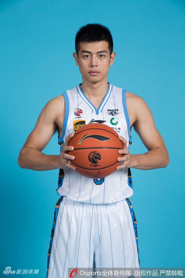 阿不都沙拉木在快攻中舒展身体，上演单手劈扣，飘逸的身姿与凶猛的扣篮形成了绝妙的视觉反差。