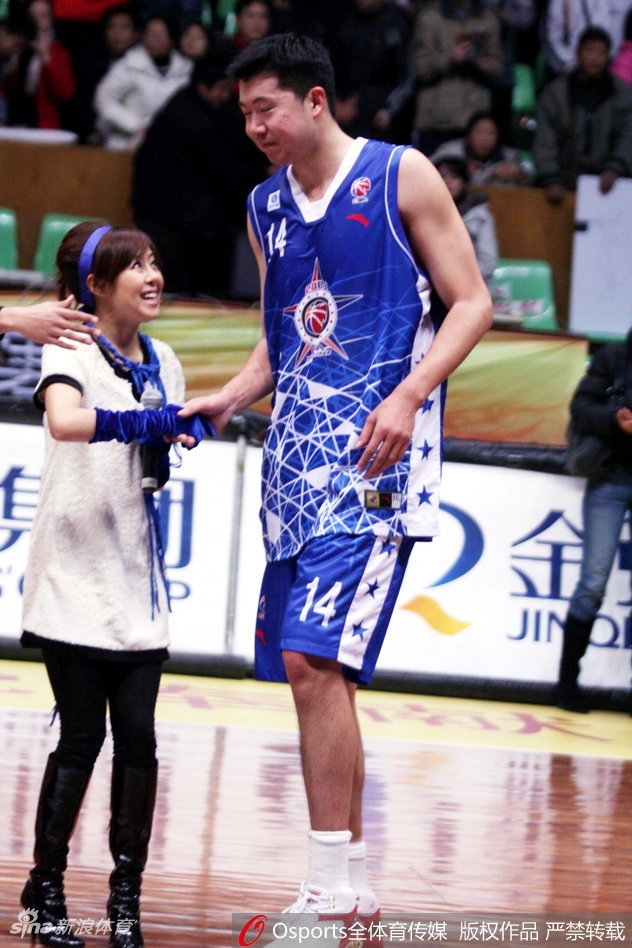 广东队主教练杜锋在场边指挥,神情严肃专注,双手比划着战术,展现出运筹帷幄的教练风采。