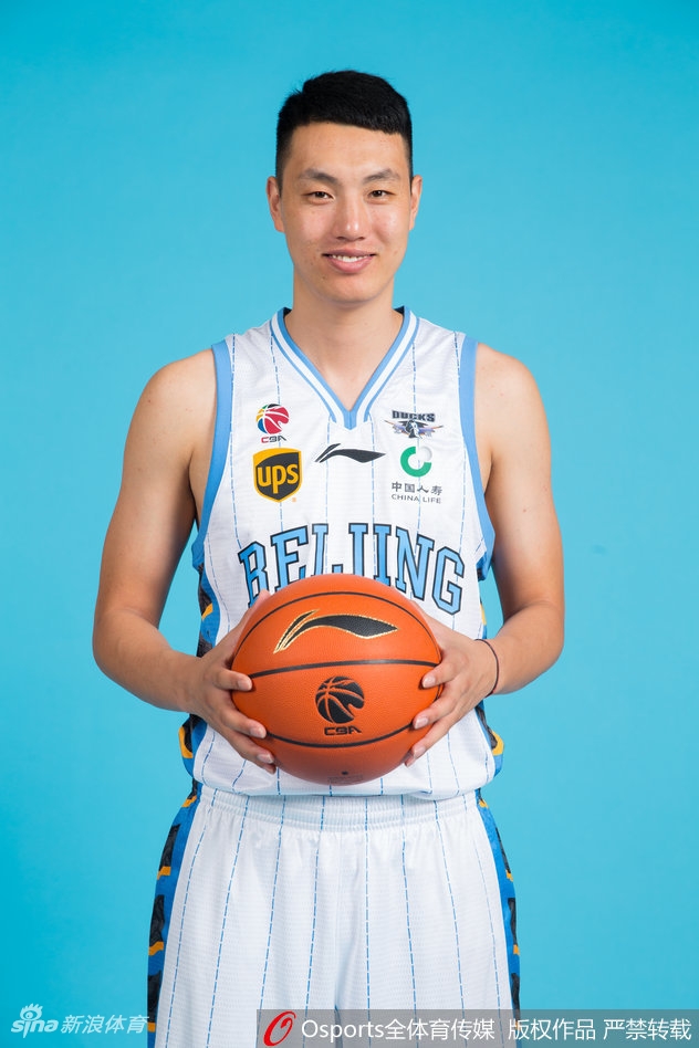 韩德君在篮下卡位，利用庞大的身躯顶开对手，单手高高举起，准备来一记势大力沉的双手灌篮。