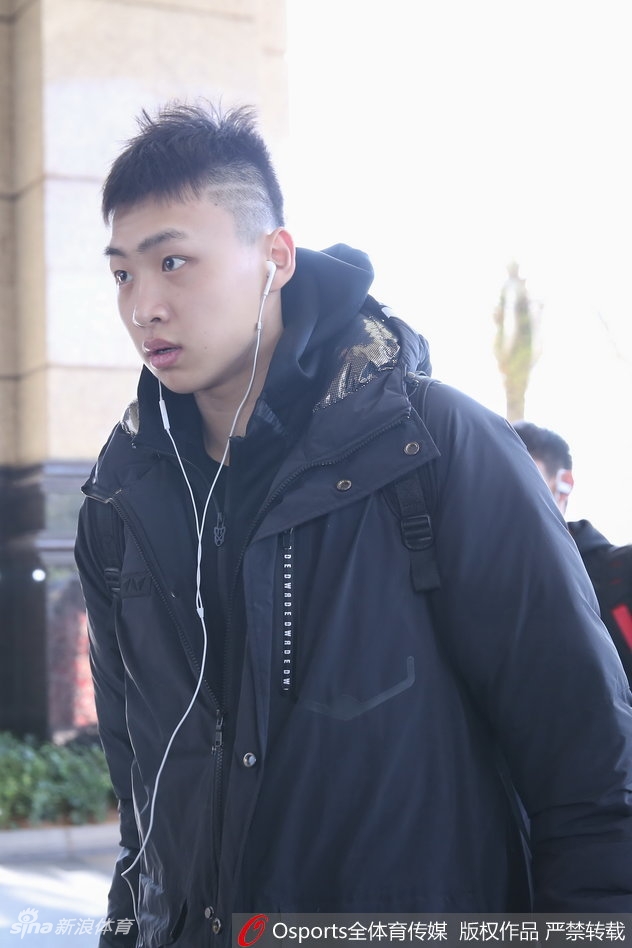 一名隊員單獨坐在酒店餐廳的角落，面前的餐盤已經清空，他正托著腮望向窗外，眼神深邃，或許正在思索著明日賽場上的每一個細節。