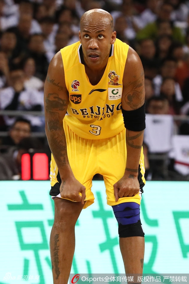 马布里在五棵松赛前深情俯身，双唇轻触熟悉的地板，眼神中满是眷恋与虔诚，仿佛在与昔日的辉煌岁月做最后的告别。