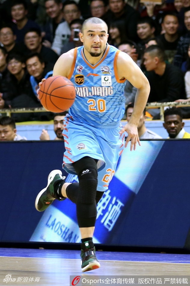 尽管比分落后，新疆队核心亚当斯依然毫无保留，他加速突破广厦防线，在空中与防守人对抗后，用一记漂亮的拉杆试图上篮得分。