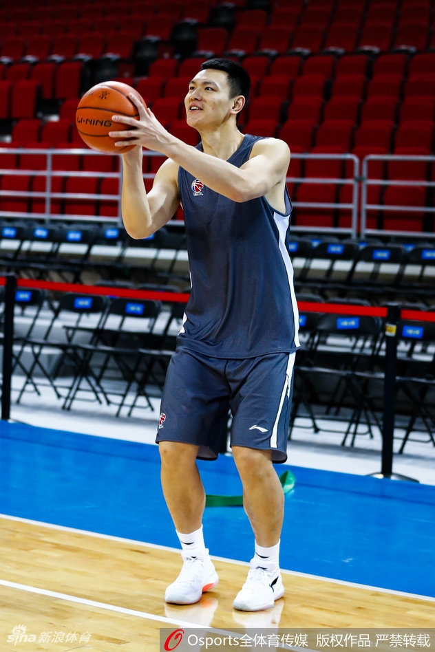 翟晓川持球突破，眼神坚毅望向篮筐，仿佛已将隔天的对手置于身前