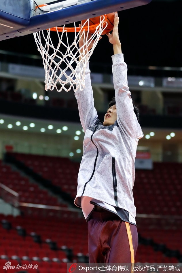 阿拉基与哈达迪并肩而立，两人一边看着场内训练一边交谈，阿拉基比划着手势似乎在请教什么问题。