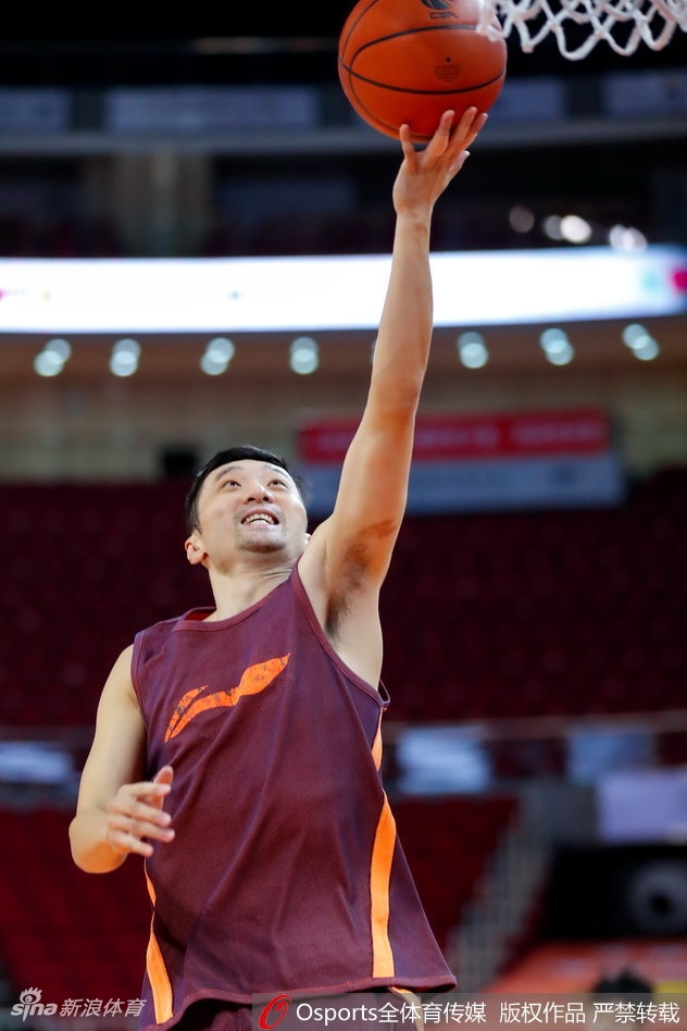 四川队训练课上，哈达迪站在罚球线附近，高举双臂准备接球，身后年轻的队友正在积极跑位。