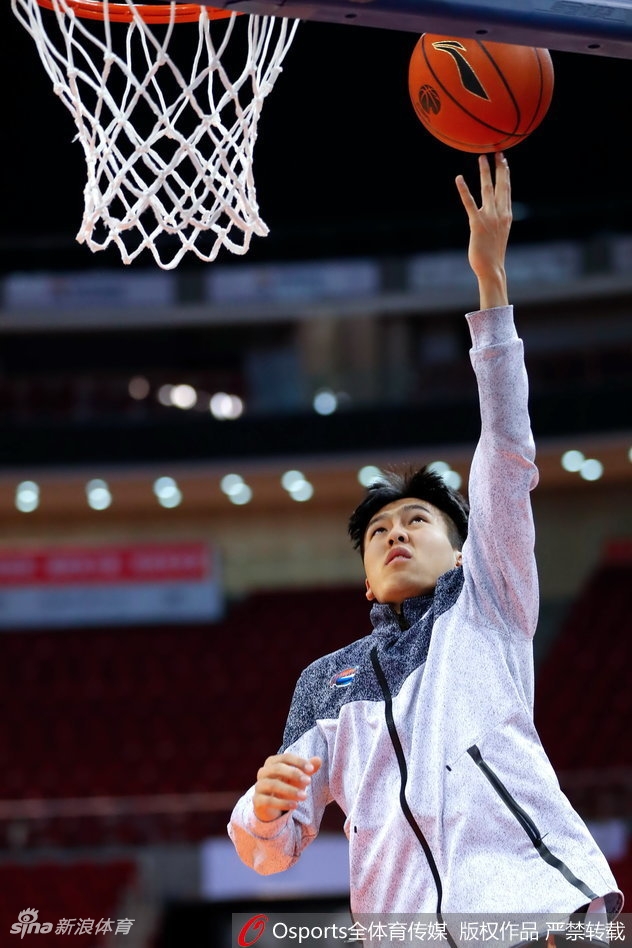 哈达迪在低位要球，他宽厚的背部完全卡住防守人，展现出扎实的篮下单打技术。