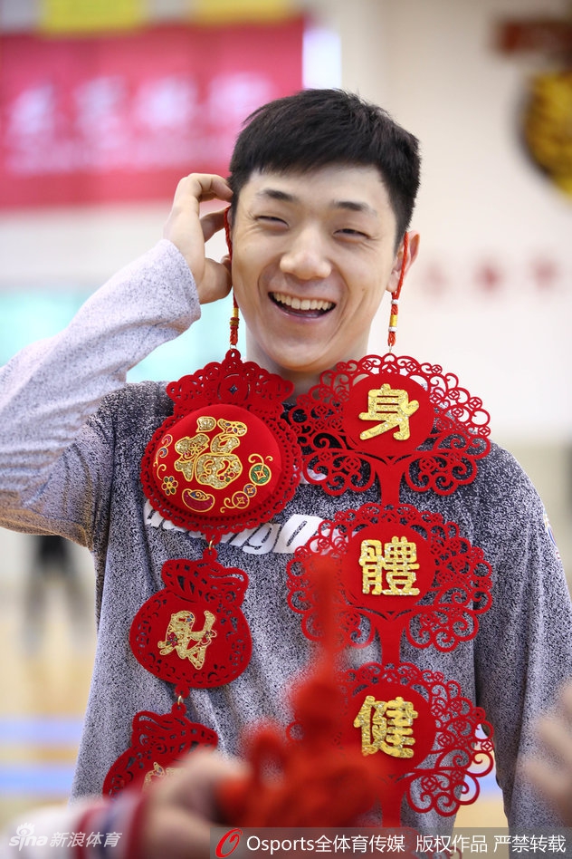 朱芳雨手持红灯笼，身着喜庆唐装，脸上洋溢着的笑容尽显功勋老将的从容与豪迈，仿佛在用笑容向球迷道一声新年好。