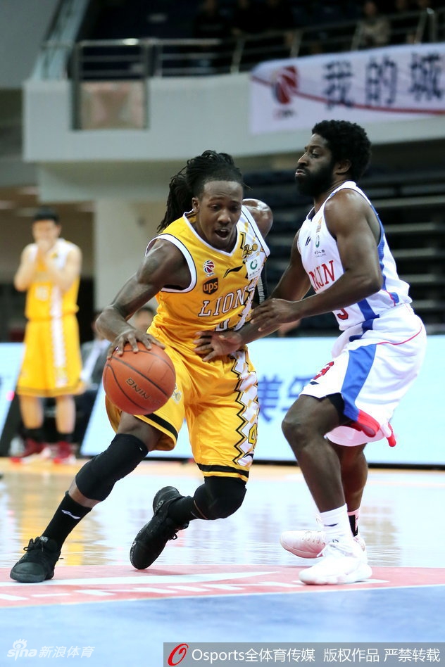 广厦射手赵岩昊在外线觅得良机,果断起跳出手,皮球划过一道彩虹般的弧线,稳稳空心入网,留下对手无奈的眼神。