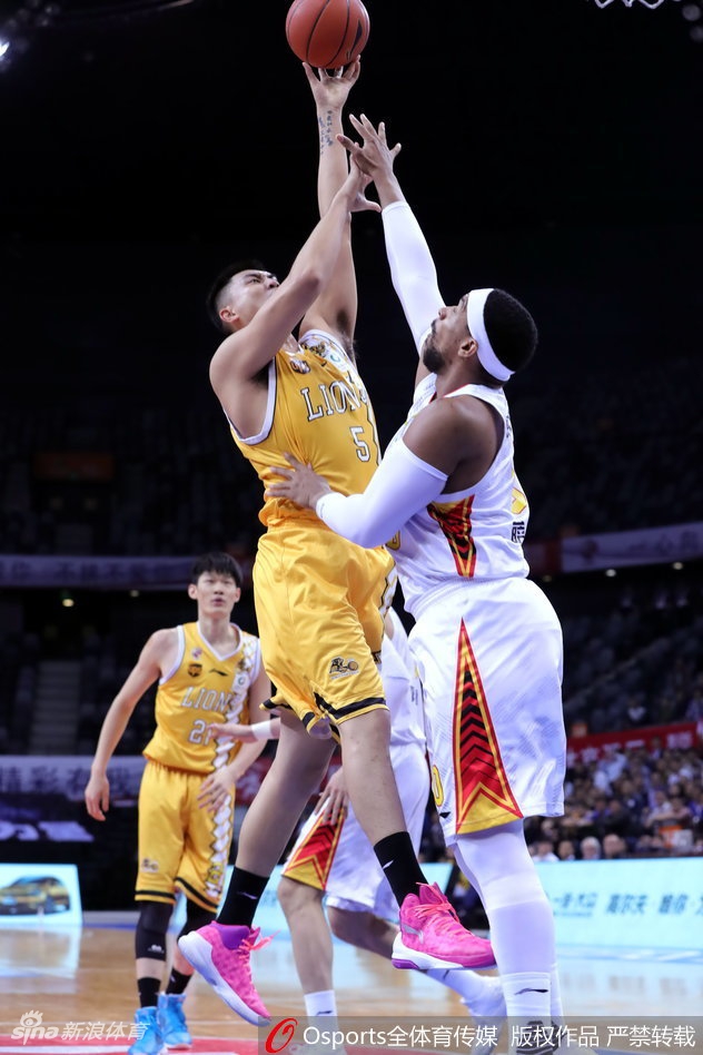 广厦队核心外援福特森在深圳队多人包夹下强行突破，他眼神凌厉，辫子在空中飞舞，即便防守者手臂遮挡眼前也毫无惧色