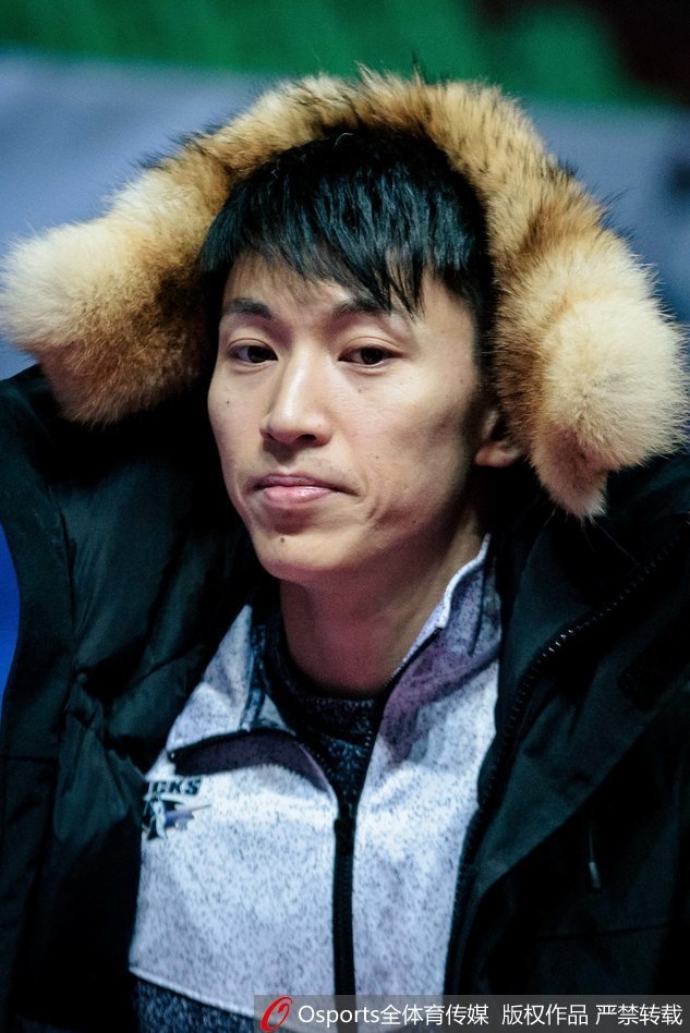 镜头捕捉到刘晓宇运球突破的瞬间，他压低重心，眼神犀利，脚踝上依然缠着厚厚的防护绷带，但这丝毫没有影响他突破时的速度和决心。