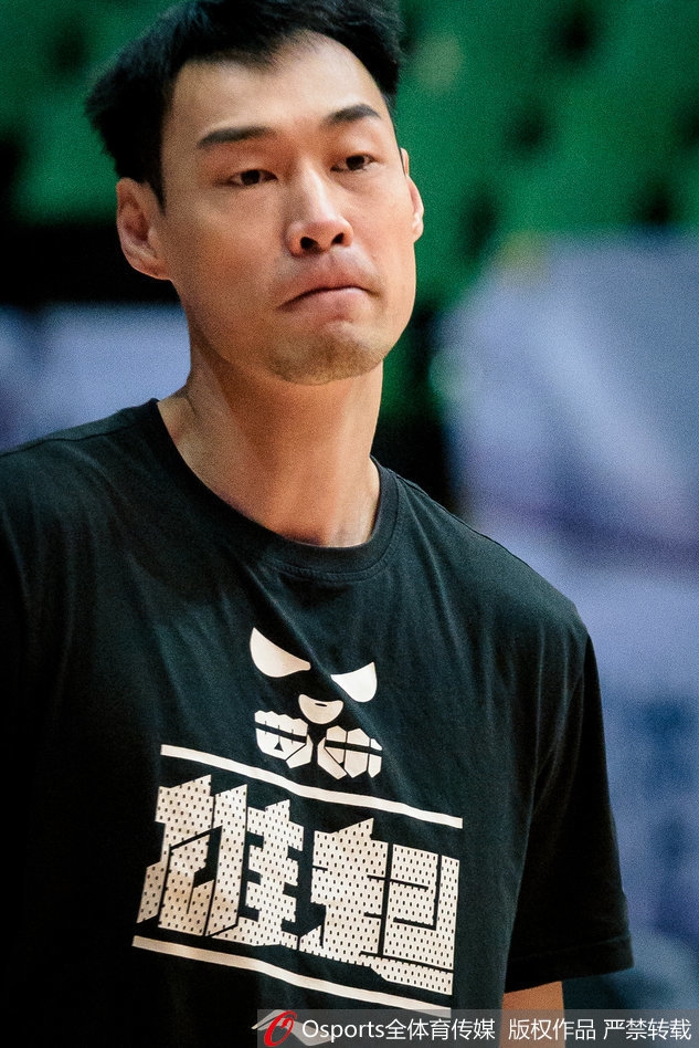 四川队核心后卫在训练中目光如炬,他正运球穿越障碍,眉宇间透露出对胜利的极度渴望,仿佛要在接下来的比赛中撕裂对手的防线。